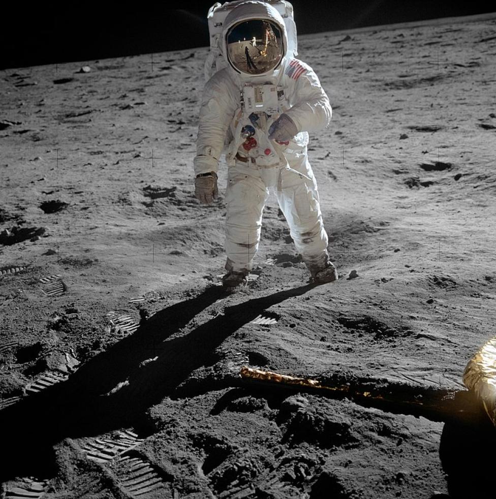 Buzz Aldrin na Księżycu sfotografowany przez Neila Armstronga (fot. Neil Armstrong, Domena publiczna, Wikimedia Commons)