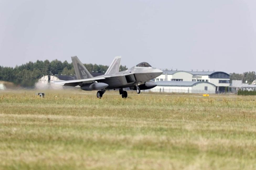 F-22 ląduje w bazie w Łasku