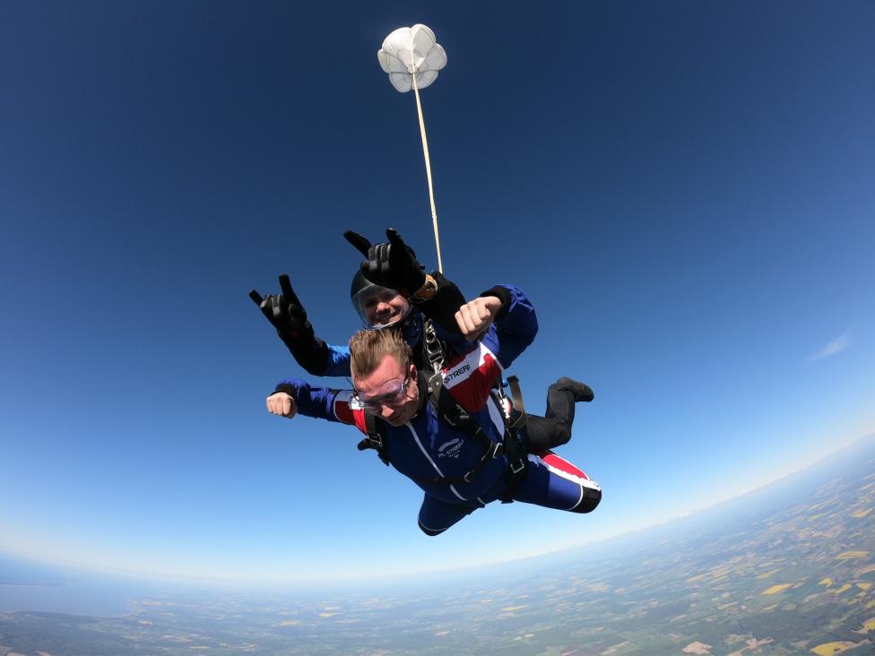 Skok ze spadochronem w tandemie (fot. Sebastian Śniadek, Facebook)