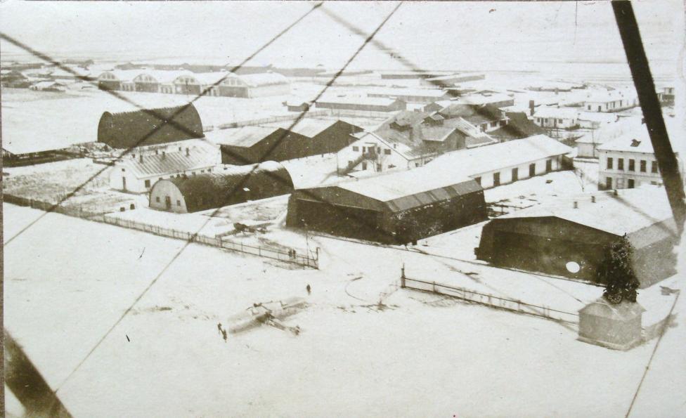 Lotnisko rakowickie - widok z samolotu (fot. archiwum Muzeum Lotnictwa Polskiego)
