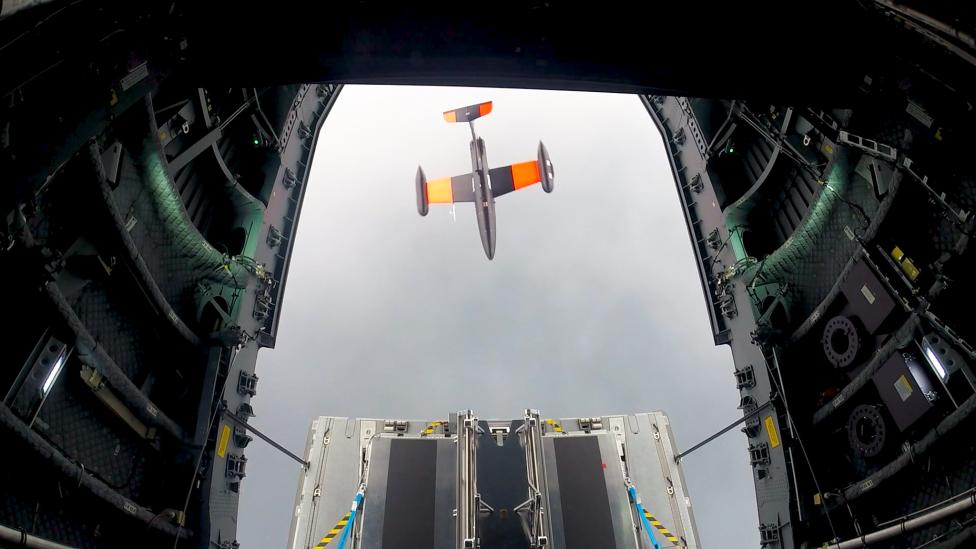 Pierwszy na świecie start i test w locie Remote Carriera z lecącego A400M (fot. Airbus Defence and Space)