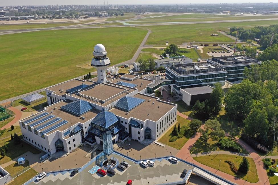 Wieża kontroli lotów na lotnisku Chopina - widok z góry (fot. Maciej Włodarczyk)