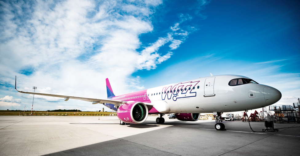 A321neo należący do Wizz Air na płycie lotniska (fot. Neste)