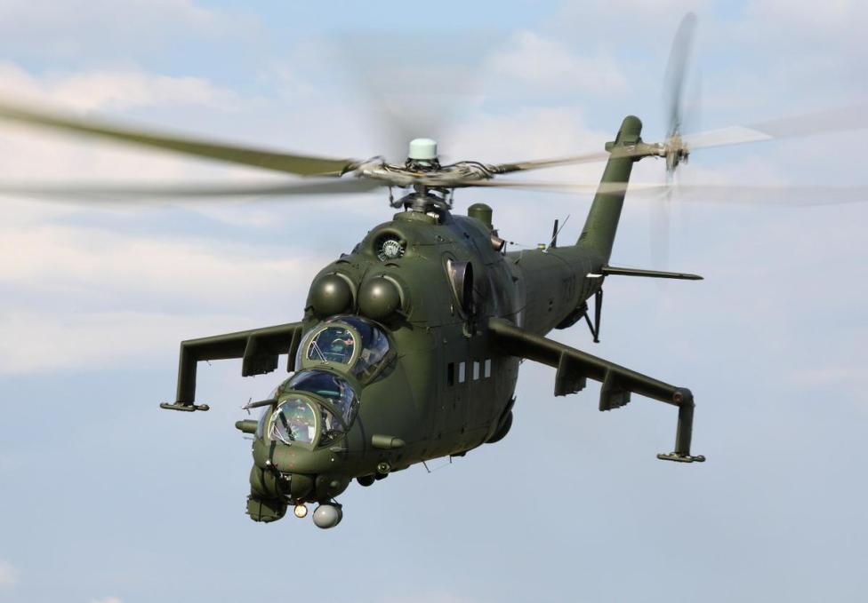 Mi-24 w locie - widok z przodu z ukosa (fot. 1. Brygada Lotnictwa Wojsk Lądowych)