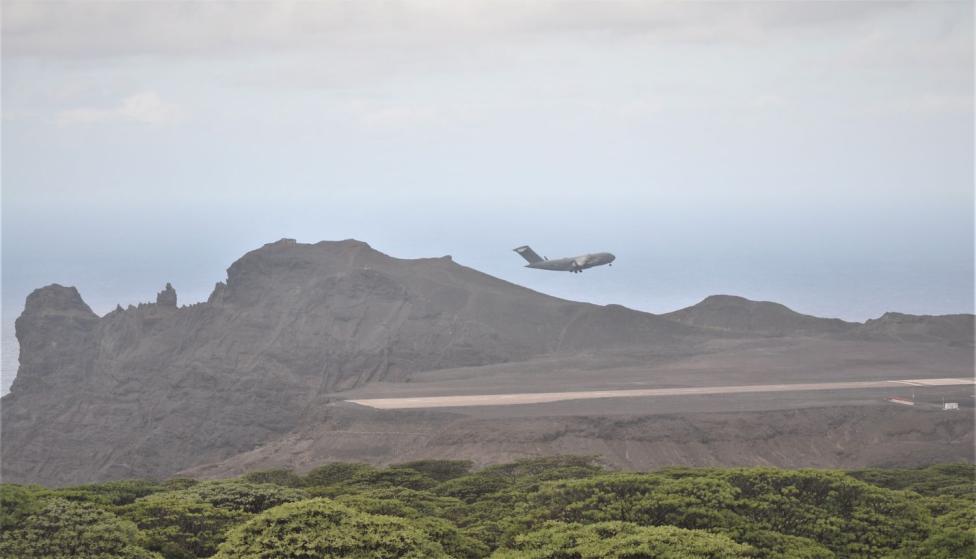 C-17 podczas podejścia do lotniska na Wyspie Świętej Heleny