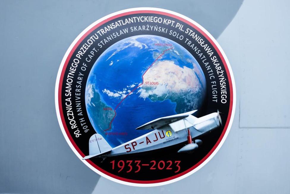 Okolicznościowa naklejka upamiętniająca 90. rocznicę przelotu płk. pil. Stanisława Skarżyńskiego przez Atlantyk (fot. 8 Baza Lotnictwa Transportowego)