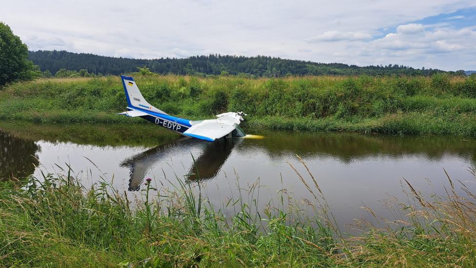 Cessna 182 L Skylane (D-EDYP) w rzece Bóbr (fot. OSP Łomnica, Facebook)