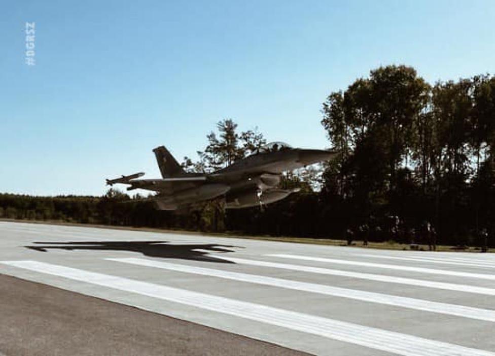Gen. Ireneusz Nowak, Inspektor Sił Powietrznych wylądował F-16 na DOL w woj. warmińsko-mazurskim, inaugurując ćwiczenie Route 604 (fot. Dowództwo Generalne Rodzajów Sił Zbrojnych)