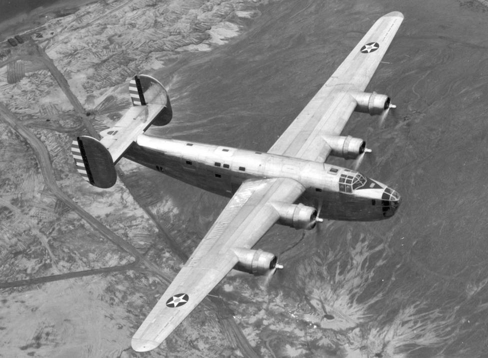 Consolidated XB-24 w locie (fot. U.S. Air Force photo, domena publiczna, Wikimedia Commons)