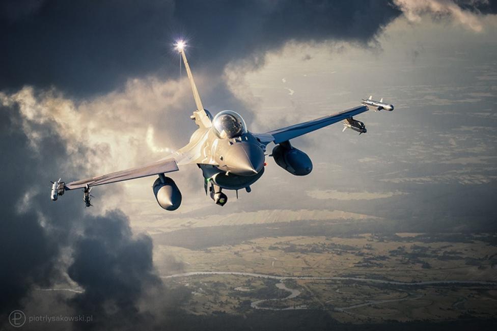 F-16 polskich Sił Powietrznych w locie - widok z przodu - czarne chmury w tle (fot. Piotr Łysakowski)