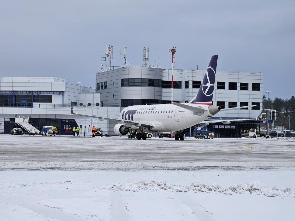 Port Lotniczy Szczecin-Goleniów - samolot przy terminalu zimą (fot. Szczecin Airport, Facebook)