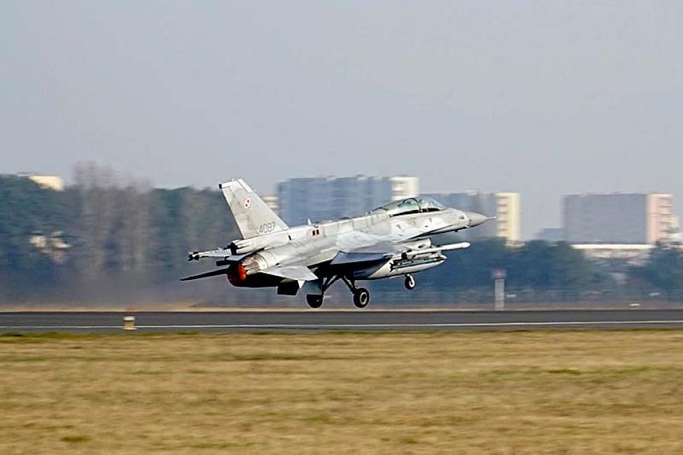 F-16 na lotnisku w Bydgoszczy (fot. Mateusz Dul)