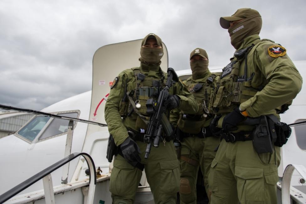 Funkcjonariusze Zespołu Interwencji Specjalnych Straży Granicznej wychodzą z samolotu (fot. Śląski OSG)