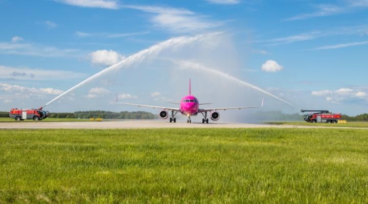 Samolot Wizz Air powitany uroczystym salutem wodnym w Porcie Lotniczym Katowice (fot. Wizz Air)