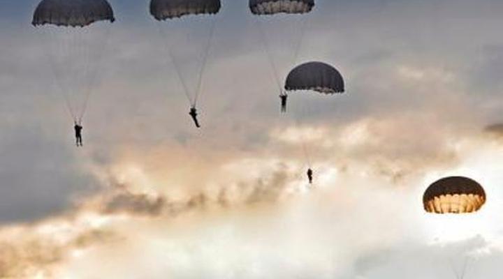 Szkolenie spadochronowe 6 Brygady Powietrznodesantowej na Pustyni Błędowskiej
