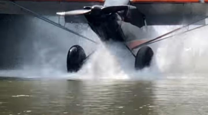 Wypadek CubCrafters Carbon Cub na płytkiej wodzie, fot. youtube