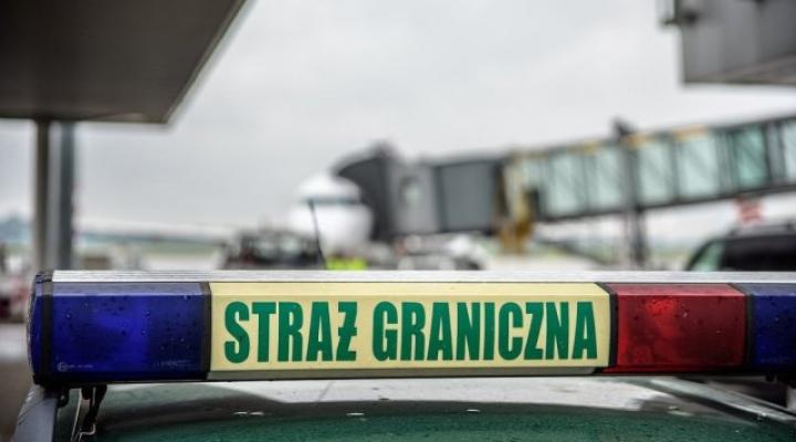 Straż Graniczna na lotnisku (fot. nadwislanski.strazgraniczna.pl)