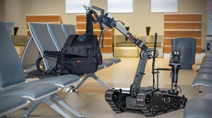 Bagaż pozostawiony na lotnisku - akcja przy użyciu robota pirotechnicznego (fot. archiwum NwOSG)