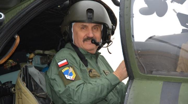 Płk. pil. Wiesław Franczak za sterami śmigłowca Mi-24 (fot. 1blwl.wp.mil.pl)
