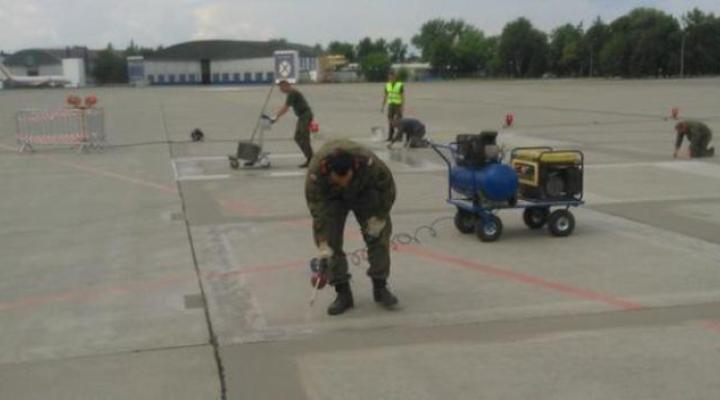 Saperzy 16 batalionu remontu lotnisk na Okęciu (fot. dgrsz.mon.gov.pl)