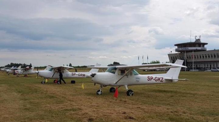 Samoloty na lotnisku w Turbi podczas Samolotowych Nawigacyjnych Mistrzostwach Polski (fot. Aeroklub Stalowowolski)