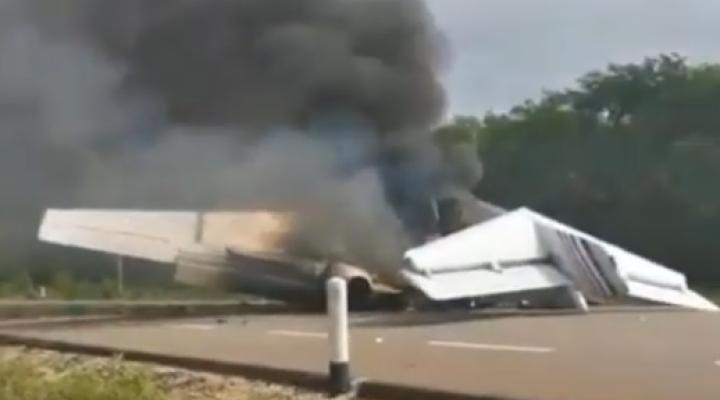 Płonący odrzutowiec biznesowy na autostradzie w Meksyku, fot. youtube