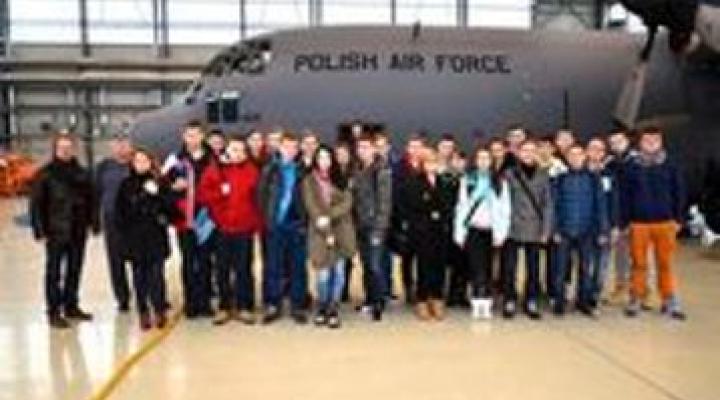 Uczniowie odwiedzili 33. Bazę Lotnictwa Transportowego w Powidzu (fot. kpt. Włodzimierz Baran)
