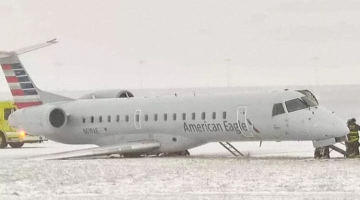 ERJ145 po wypadnięciu z pasa w Chicago, fot. avherald