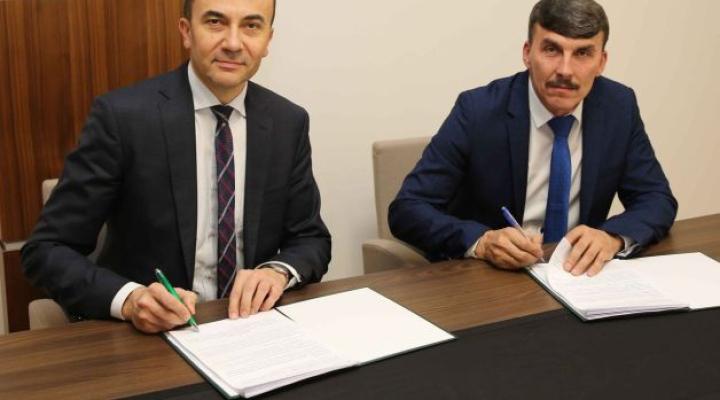 Podpisanie umowy na budowę betonowego pasa startowego na lotnisku Depułtycze Królewskie (fot. PWSZ Chełm)