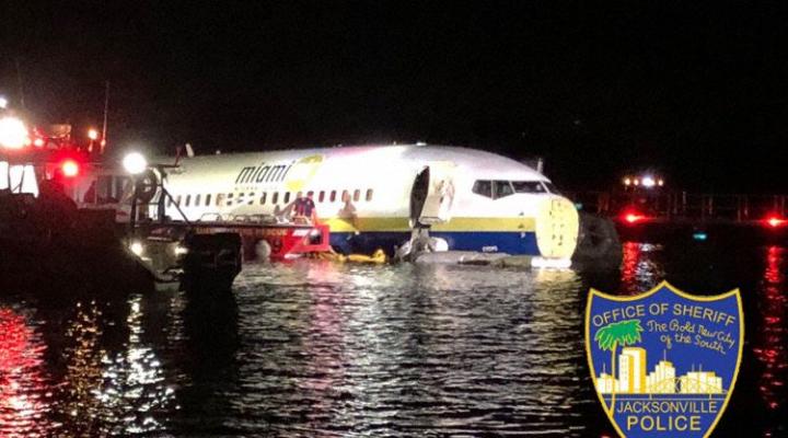 B738 Miami Air International po lądowaniu wypadł z pasa, fot. avherald.com