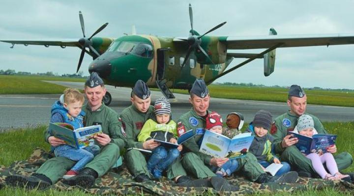 Piloci czytają dzieciom (fot. sebastiangora.com)