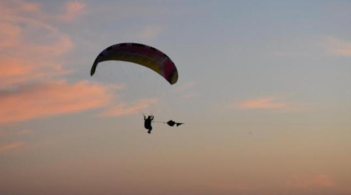 Paralotnia na niebie - lot za wyciągarką (fot. Mazury Paralotnie)