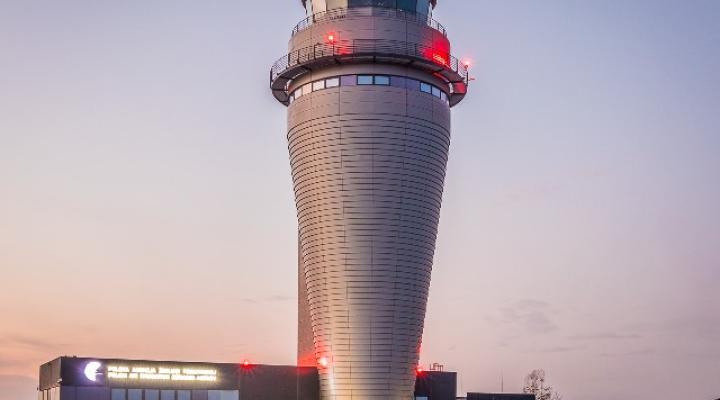 Wieża kontroli ruchu lotniczego TWR Katowice (fot. Piotr Adamczyk/PR KTW)