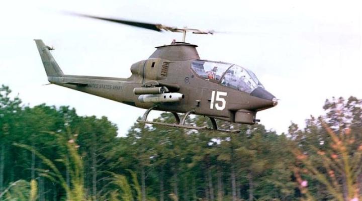 AH-1G Cobra w locie (fot. United States Army/Domena publiczna/Wikimedia Commons)