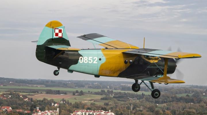 An-2 należący do Lotniczej Akademii Wojskowej w locie (fot. Marian Jędrych)