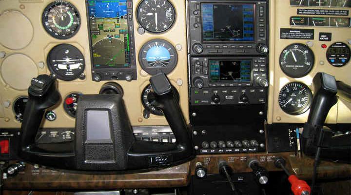 Cessna 182 wyposażona w autopilota DFC90