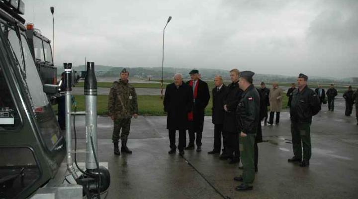 Wizyta Sejmowej Komisji Obrony Narodowej w 8. Bazie Lotniczej / fot. www.wojsko-polskie.pl
