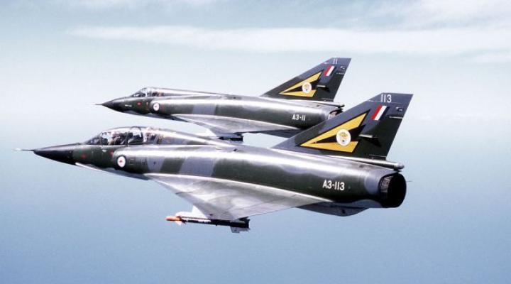 Dwa samoloty Dassault Mirage III (fot. TSGT CURT EDDINGS/Domena publiczna/Wikimedia Commons)