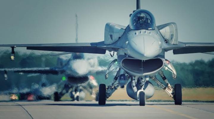 Dwa samoloty F-16 na lotnisku - widok z przodu (fot. WZL Nr 2)