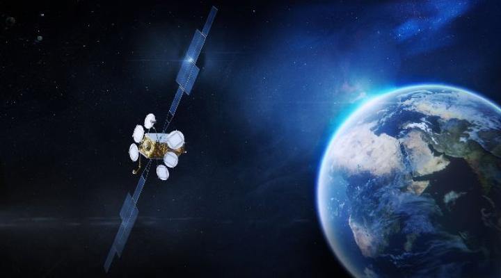 EUTELSAT 36D - satelita w locie, Ziemia w tle (fot. Airbus)