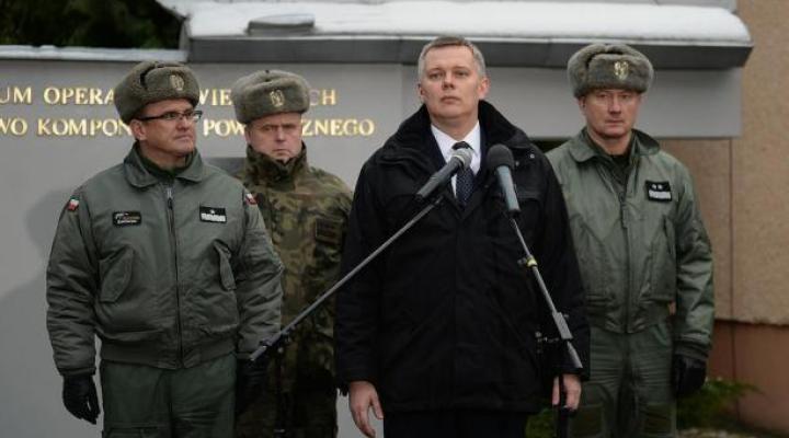 Minister Tomasz Siemoniak u żołnierzy Centrum Operacji Powietrznych (fot. mjr. Robert Siemaszko)