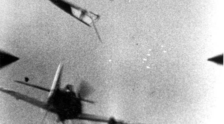 Niemiecki myśliwiec Fw190 zestrzelony przez amerykański samolot