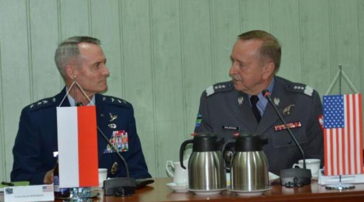 Generał broni pilot Daryll Roberson w czasie spotkania z generałem broni pilotem Lechem Majewskim