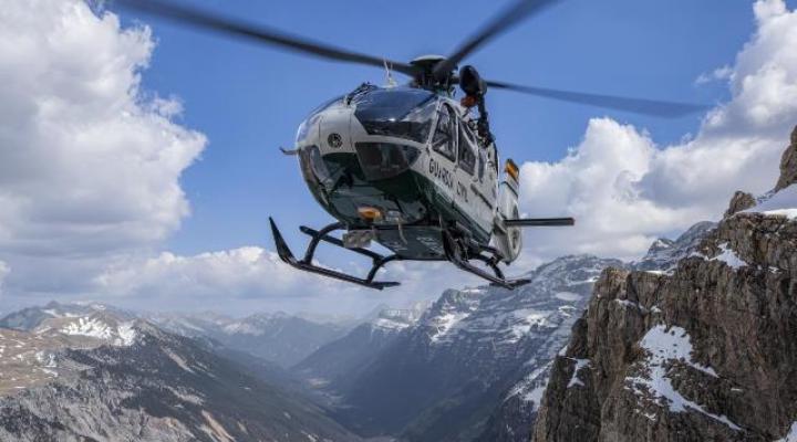 H135 Gwardii Cywilnej Hiszpanii w locie w górach (fot. Airbus Helicopters)