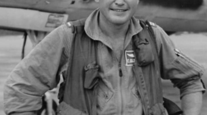 Kapitan Glenn Nix, "inspektor ds. umundurowania" (fot. Muzeum Lotnictwa Polskiego/FB)