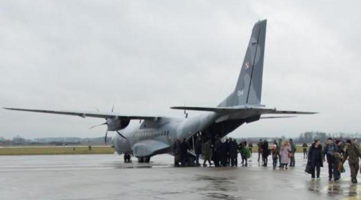 Kompleksowa pomoc wojskowych lotników w ewakuacji (fot. Mirosław Gawroński, Aviateam.pl)