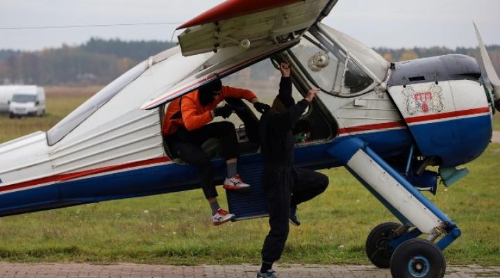 Lądowanie porwanego samolotu w Piastowie k. Radomia (fot. mazowiecka.policja.gov.pl)
