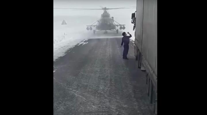 Lądowanie Mi-8 na drodze