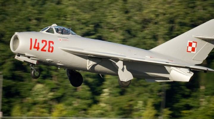 MiG-17 - lądowanie (fot. Stuart Seeger from College Station, Texas, USA/CC BY 2.0/Wikimedia Commons)