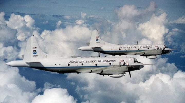 Dwa samoloty Lockheed WP-3D Orion w locie (fot. NOAA/Domena publiczna/Wikimedia Commons)